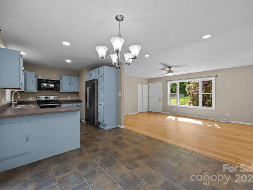 5 Hillview Road, Asheville, NC 28805.  MLS# CAR4254375, YatesRealty ID 10720. 