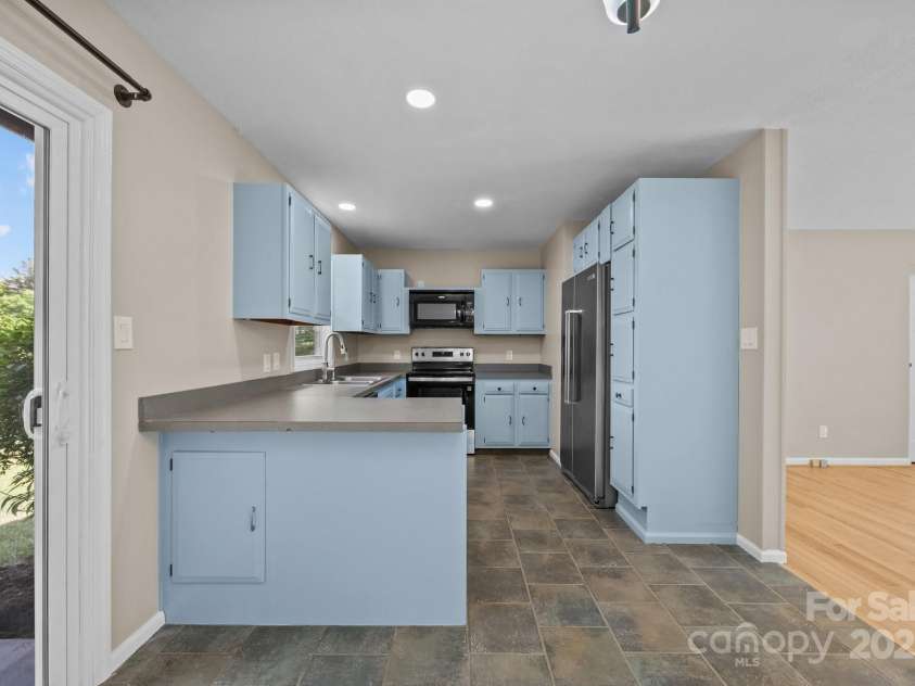 5 Hillview Road, Asheville, NC 28805.  MLS# CAR4254375, YatesRealty ID 10720. 