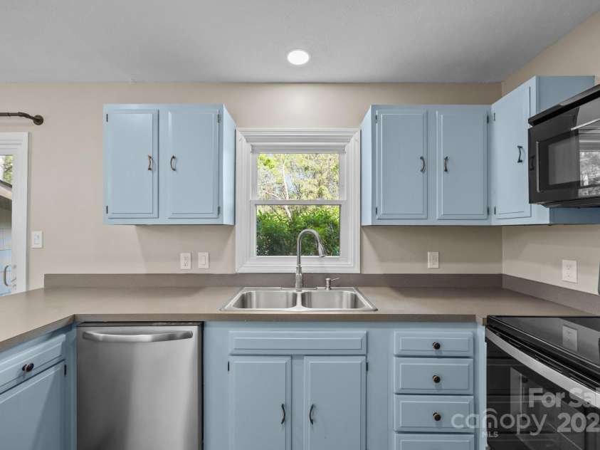 5 Hillview Road, Asheville, NC 28805.  MLS# CAR4254375, YatesRealty ID 10720. 