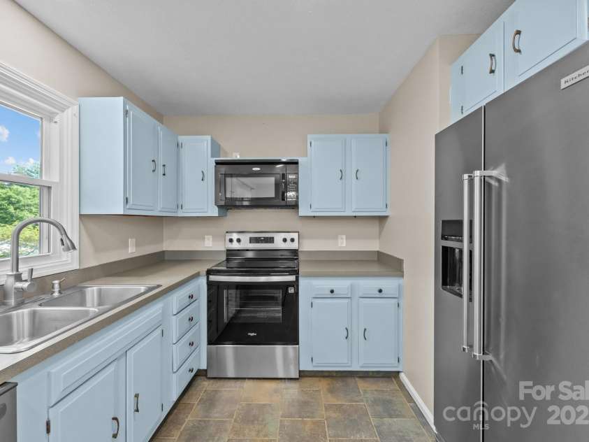 5 Hillview Road, Asheville, NC 28805.  MLS# CAR4254375, YatesRealty ID 10720. 