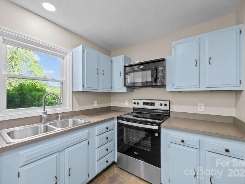 5 Hillview Road, Asheville, NC 28805.  MLS# CAR4254375, YatesRealty ID 10720. 