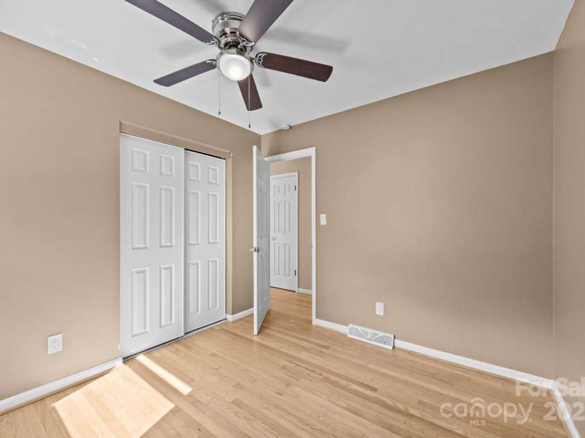 5 Hillview Road, Asheville, NC 28805.  MLS# CAR4254375, YatesRealty ID 10720. 