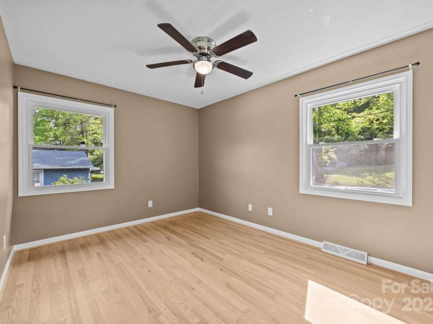 5 Hillview Road, Asheville, NC 28805.  MLS# CAR4254375, YatesRealty ID 10720. 