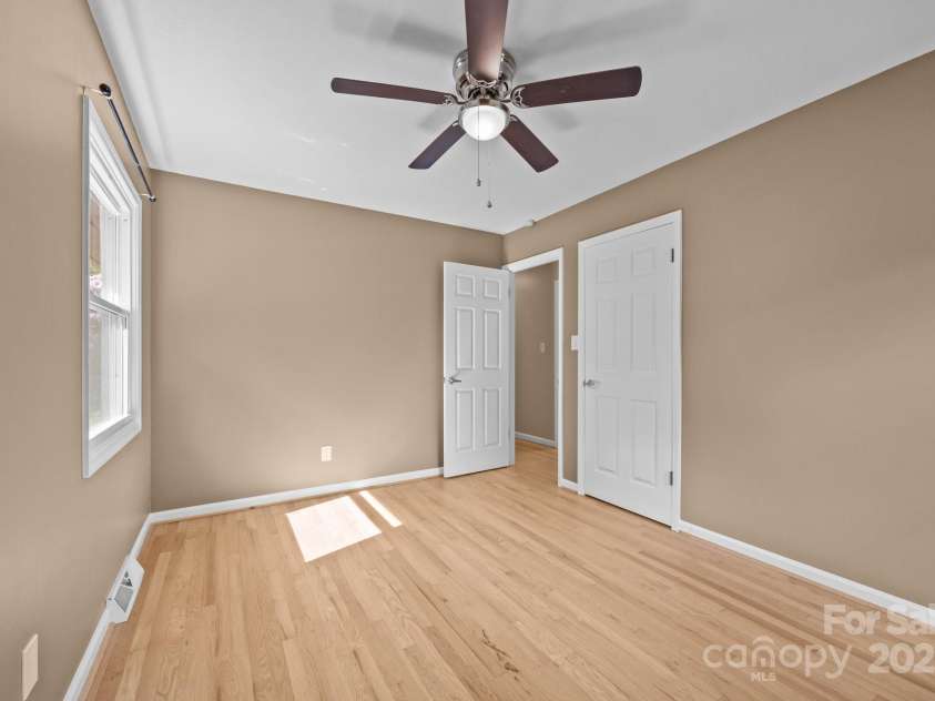 5 Hillview Road, Asheville, NC 28805.  MLS# CAR4254375, YatesRealty ID 10720. 