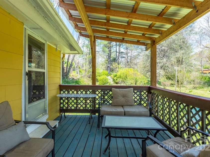 382 Starnes Cove Road, Candler, NC 28715.  MLS# CAR4246519, YatesRealty ID 10721. 