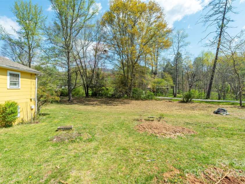 382 Starnes Cove Road, Candler, NC 28715.  MLS# CAR4246519, YatesRealty ID 10721. 