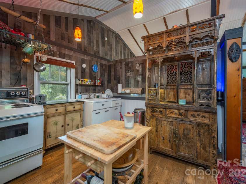 382 Starnes Cove Road, Candler, NC 28715.  MLS# CAR4246519, YatesRealty ID 10721. 