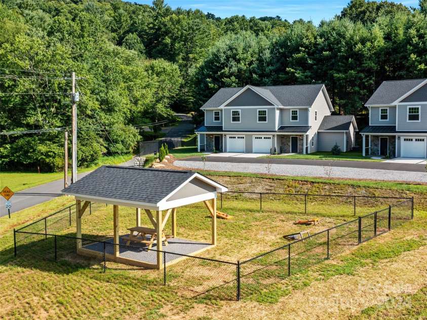 200 Red Twig Lane, Burnsville, NC 28714.  MLS# CAR4167529, YatesRealty ID 10723. 