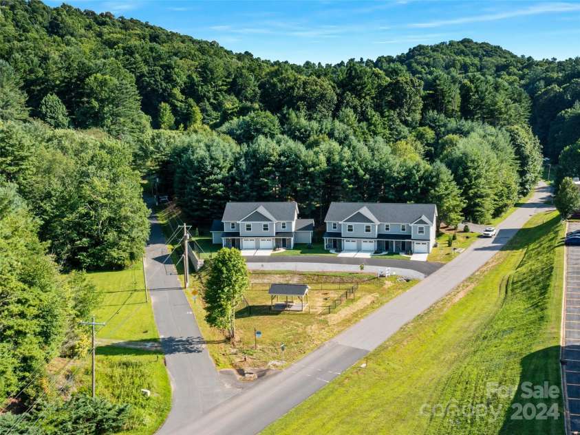 200 Red Twig Lane, Burnsville, NC 28714.  MLS# CAR4167529, YatesRealty ID 10723. 