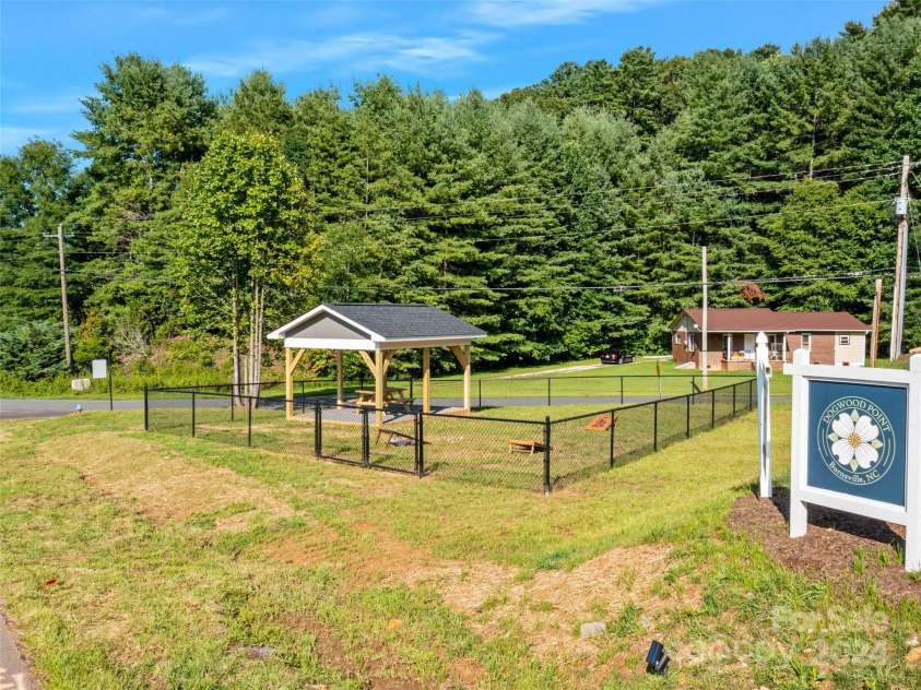 200 Red Twig Lane, Burnsville, NC 28714.  MLS# CAR4167529, YatesRealty ID 10723. 