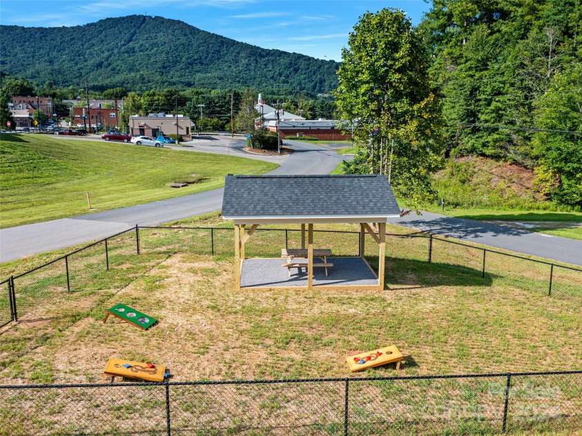 200 Red Twig Lane, Burnsville, NC 28714.  MLS# CAR4167529, YatesRealty ID 10723. 