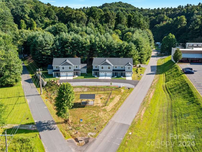 200 Red Twig Lane, Burnsville, NC 28714.  MLS# CAR4167529, YatesRealty ID 10723. Dogwood Point Subdivision