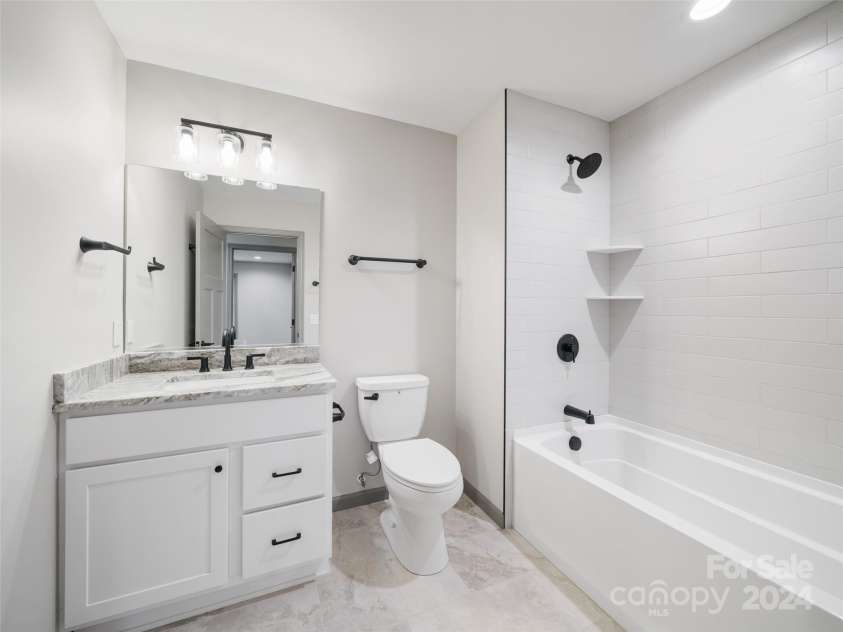 200 Red Twig Lane, Burnsville, NC 28714.  MLS# CAR4167529, YatesRealty ID 10723. Shared Guest Bath with Bathtube