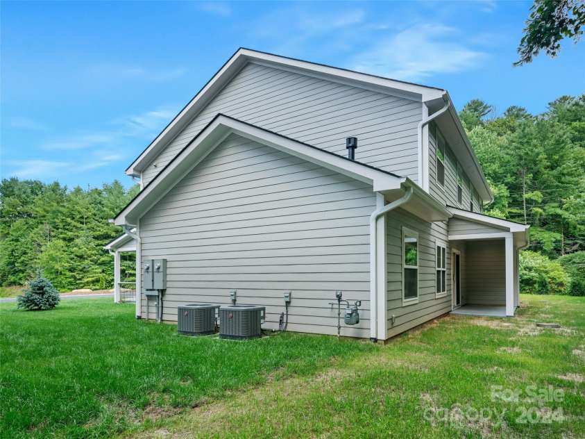 200 Red Twig Lane, Burnsville, NC 28714.  MLS# CAR4167529, YatesRealty ID 10723. Side Court green space for UNit 201