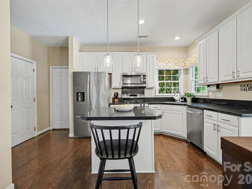 1601 Ivy Bluff Way, Matthews, NC 28105.  MLS# CAR4367318, YatesRealty ID 10727. 