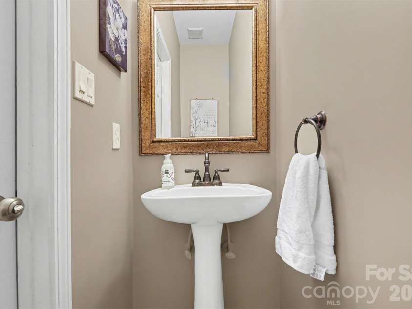 1601 Ivy Bluff Way, Matthews, NC 28105.  MLS# CAR4367318, YatesRealty ID 10727. 