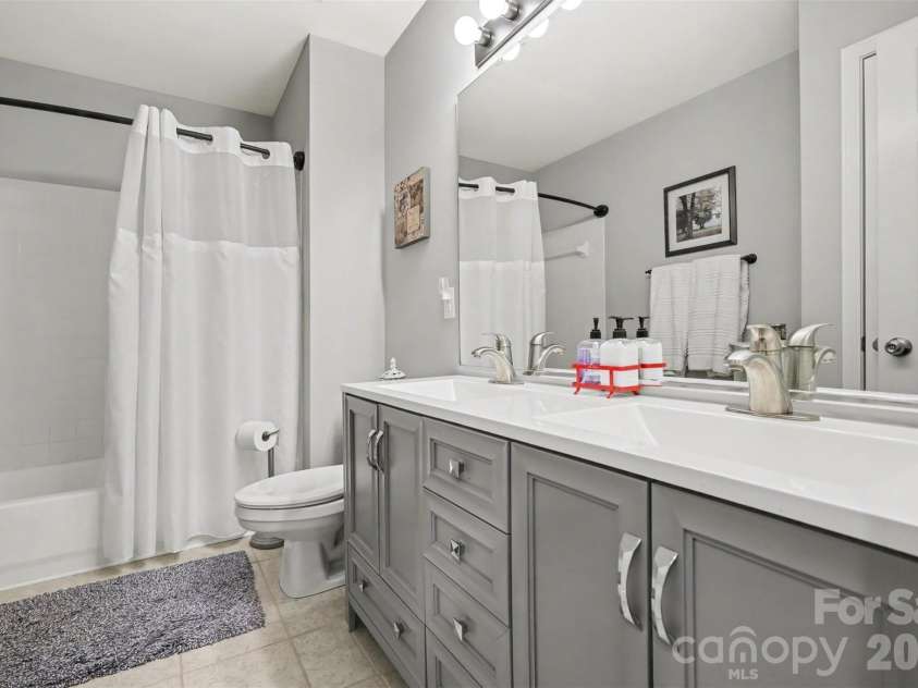 1601 Ivy Bluff Way, Matthews, NC 28105.  MLS# CAR4367318, YatesRealty ID 10727. 