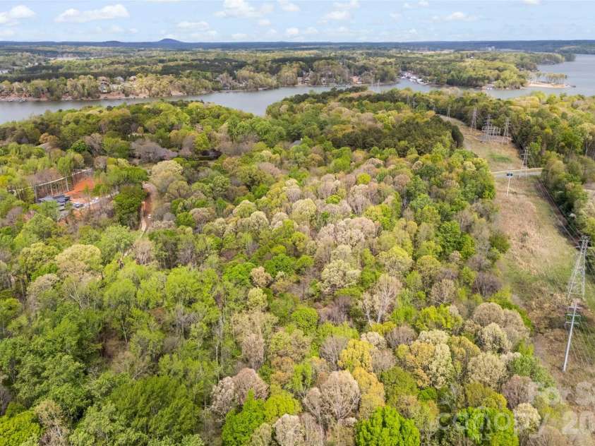 10601 Wildlife Road, Charlotte, NC 28278.  MLS# CAR4367494, YatesRealty ID 10731. 