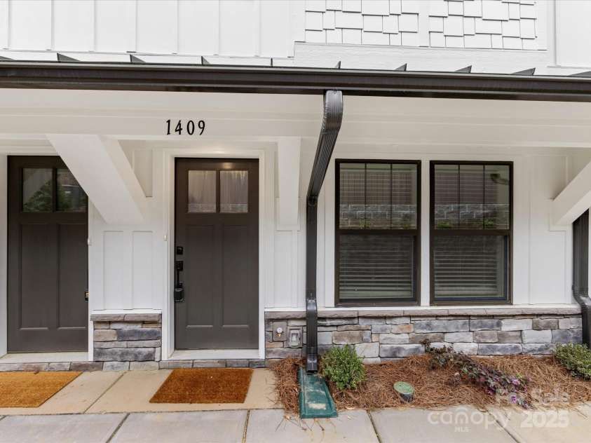 1409 Kenilworth Avenue, Charlotte, NC 28203.  MLS# CAR4233891, YatesRealty ID 10731. 