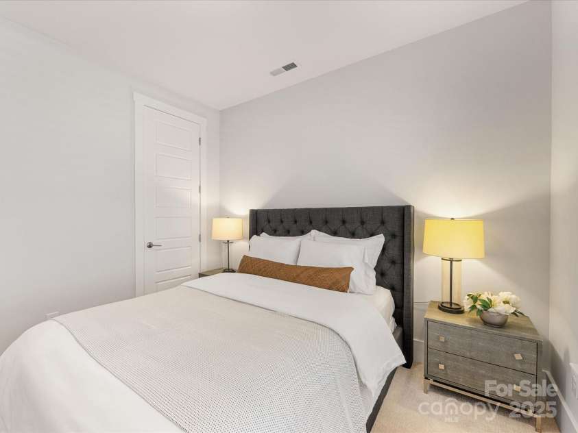 1409 Kenilworth Avenue, Charlotte, NC 28203.  MLS# CAR4233891, YatesRealty ID 10731. 