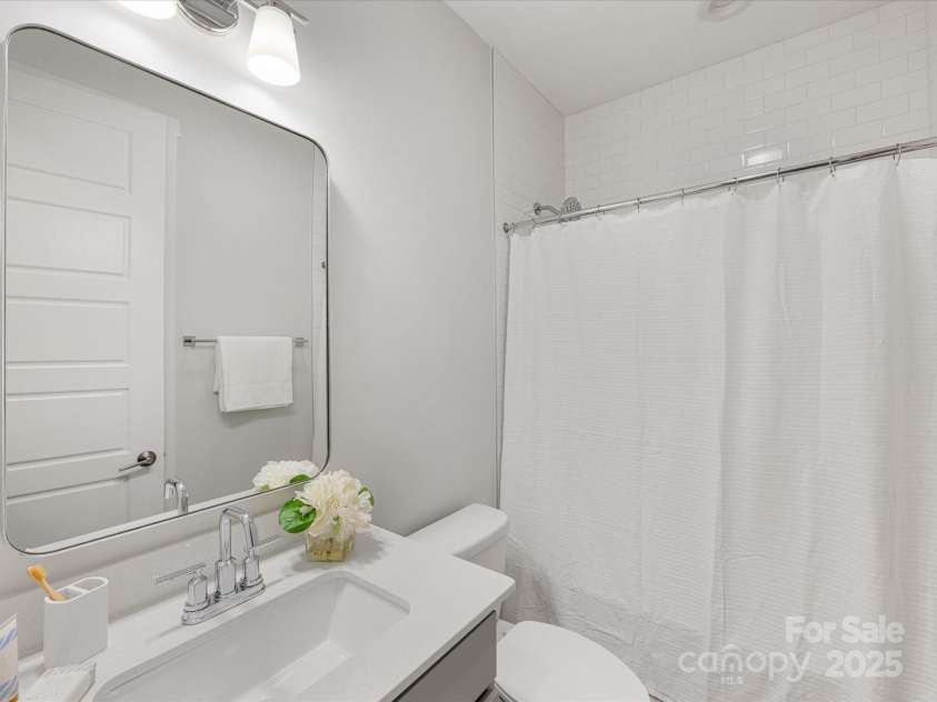 1409 Kenilworth Avenue, Charlotte, NC 28203.  MLS# CAR4233891, YatesRealty ID 10731. 
