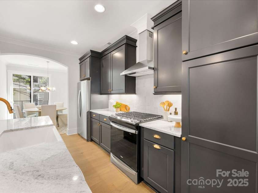 1409 Kenilworth Avenue, Charlotte, NC 28203.  MLS# CAR4233891, YatesRealty ID 10731. 