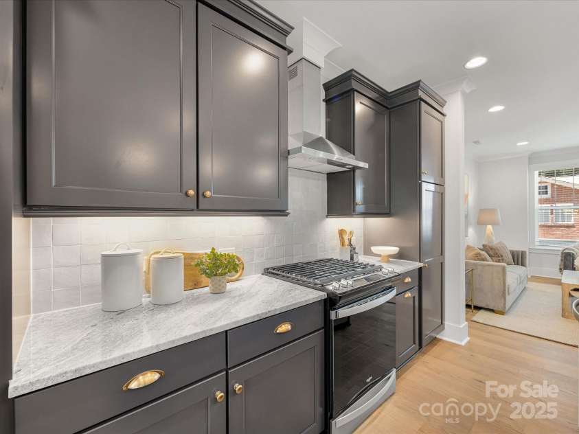 1409 Kenilworth Avenue, Charlotte, NC 28203.  MLS# CAR4233891, YatesRealty ID 10731. 