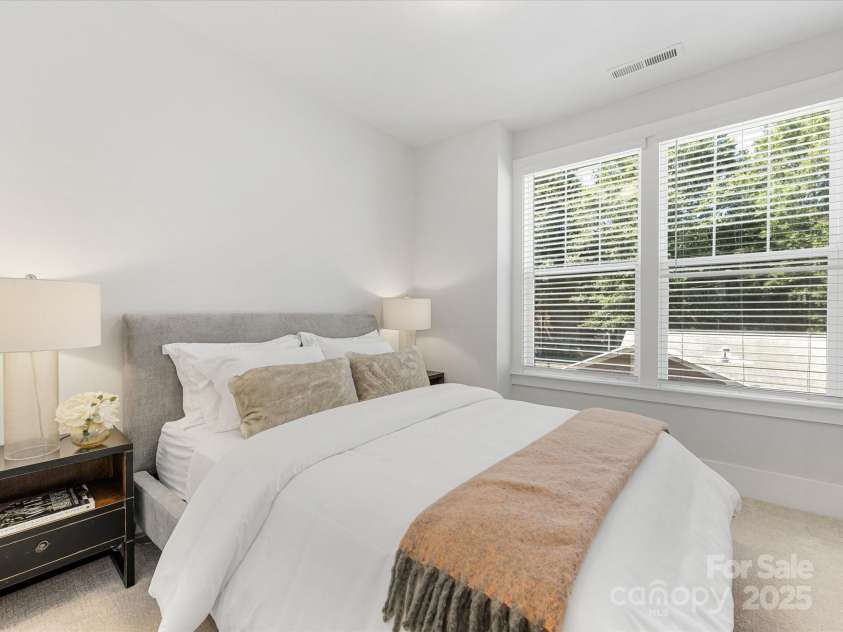 1409 Kenilworth Avenue, Charlotte, NC 28203.  MLS# CAR4233891, YatesRealty ID 10731. 