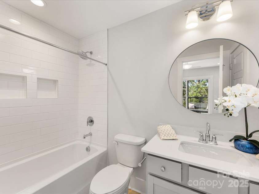 1409 Kenilworth Avenue, Charlotte, NC 28203.  MLS# CAR4233891, YatesRealty ID 10731. 
