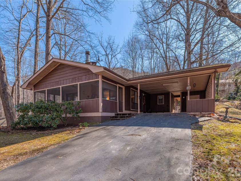33 Ash Drive, Maggie Valley, NC 28751.  MLS# CAR4337276, YatesRealty ID 10732. 
