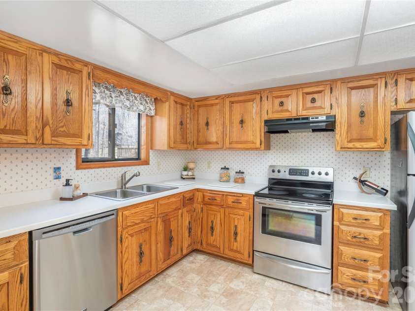 33 Ash Drive, Maggie Valley, NC 28751.  MLS# CAR4337276, YatesRealty ID 10732. 
