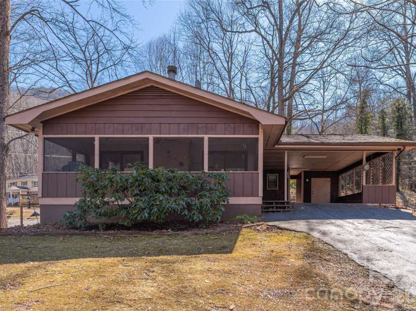 33 Ash Drive, Maggie Valley, NC 28751.  MLS# CAR4337276, YatesRealty ID 10732. 