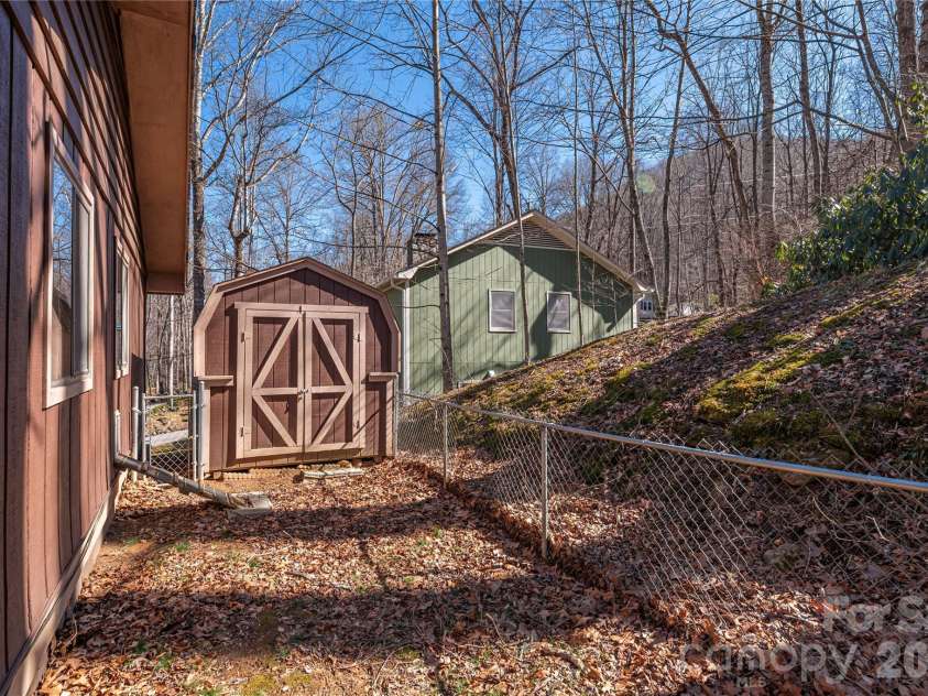 33 Ash Drive, Maggie Valley, NC 28751.  MLS# CAR4337276, YatesRealty ID 10732. 