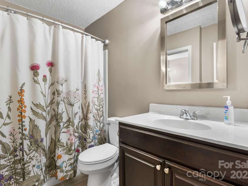 4340 Center Street, Hickory, NC 28601.  MLS# CAR4296561, YatesRealty ID 10732. 