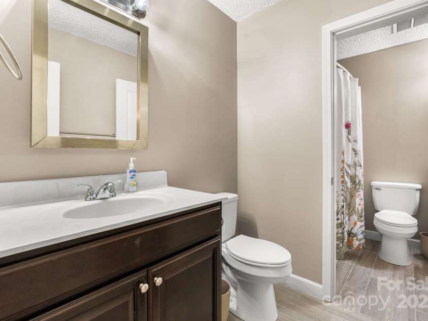 4340 Center Street, Hickory, NC 28601.  MLS# CAR4296561, YatesRealty ID 10732. 