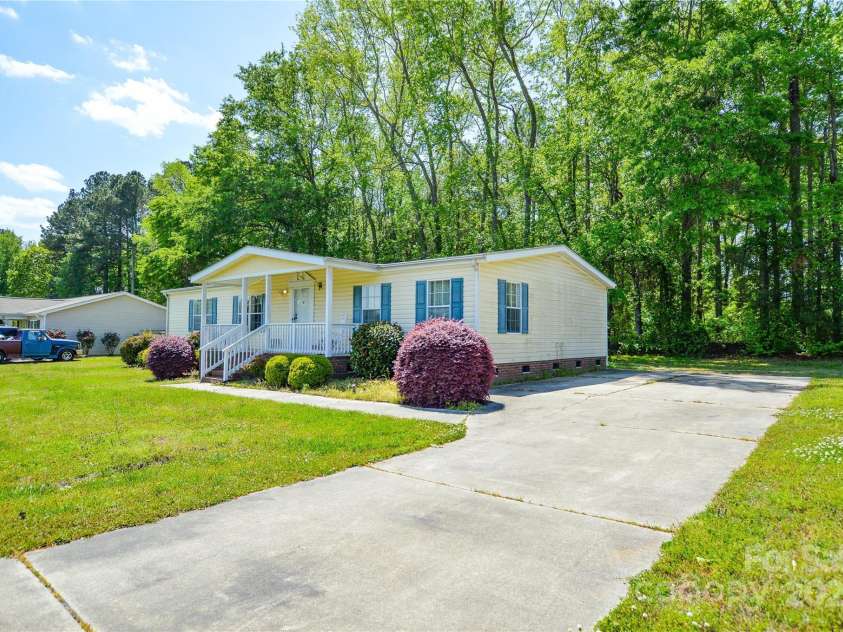 175 Hunters Landing Drive, Smithfield, NC 27577.  MLS# CAR4254718, YatesRealty ID 10733. 