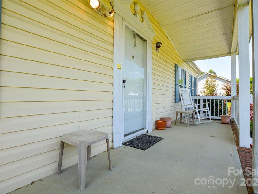 175 Hunters Landing Drive, Smithfield, NC 27577.  MLS# CAR4254718, YatesRealty ID 10733. 