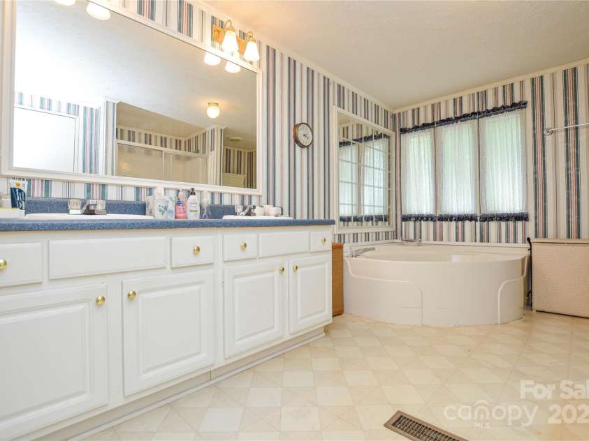 175 Hunters Landing Drive, Smithfield, NC 27577.  MLS# CAR4254718, YatesRealty ID 10733. 