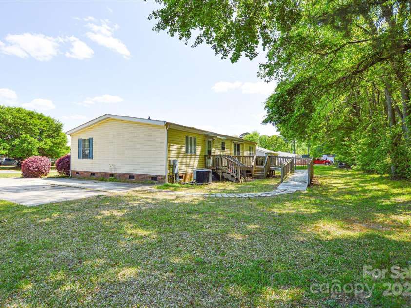 175 Hunters Landing Drive, Smithfield, NC 27577.  MLS# CAR4254718, YatesRealty ID 10733. 