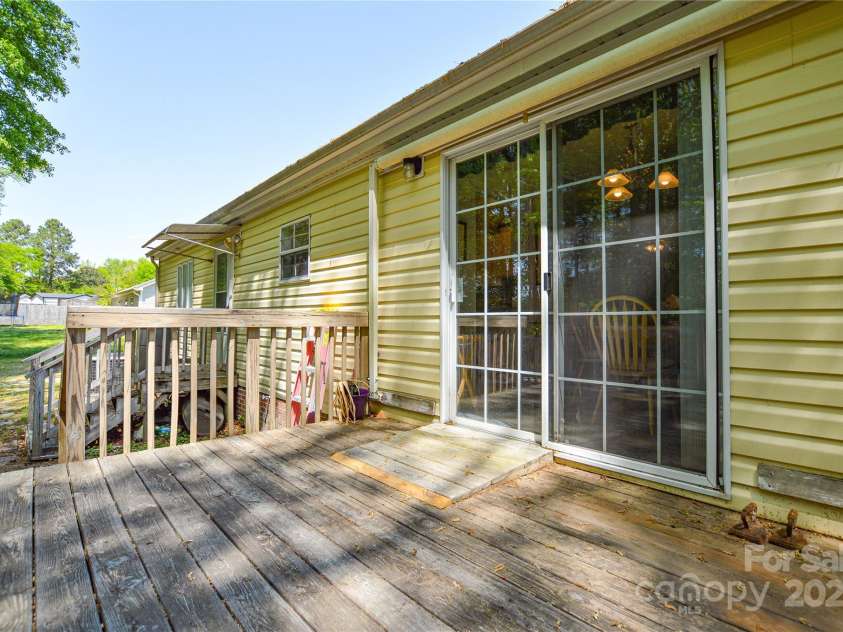 175 Hunters Landing Drive, Smithfield, NC 27577.  MLS# CAR4254718, YatesRealty ID 10733. 