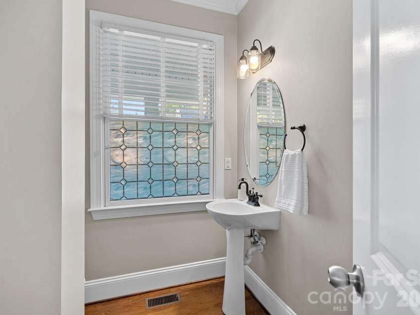 123 Hedgewood Drive, Mooresville, NC 28115.  MLS# CAR4361245, YatesRealty ID 10735. 