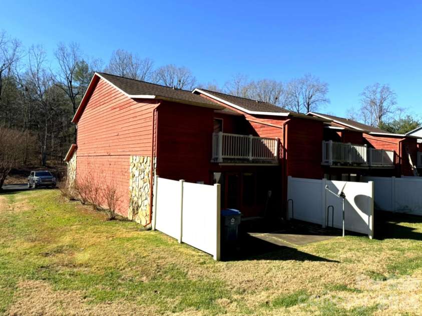 14 Stonelake Drive, Granite Falls, NC 28630.  MLS# CAR4342258, YatesRealty ID 10736. 