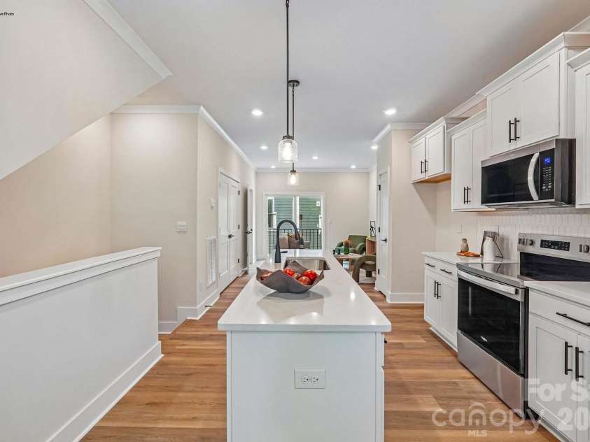 802 Hammers Lane, Charlotte, NC 28205.  MLS# CAR4341635, YatesRealty ID 10738. 