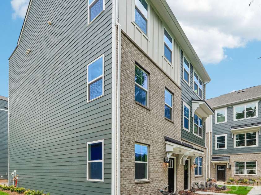 806 Hammers Lane, Charlotte, NC 28205.  MLS# CAR4341636, YatesRealty ID 10739. 