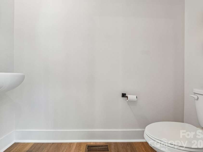 806 Hammers Lane, Charlotte, NC 28205.  MLS# CAR4341636, YatesRealty ID 10739. 