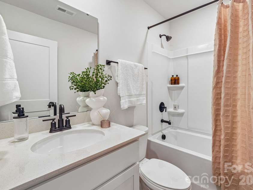 806 Hammers Lane, Charlotte, NC 28205.  MLS# CAR4341636, YatesRealty ID 10739. 