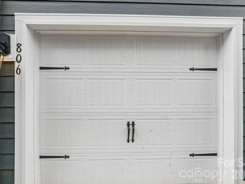 806 Hammers Lane, Charlotte, NC 28205.  MLS# CAR4341636, YatesRealty ID 10739. 
