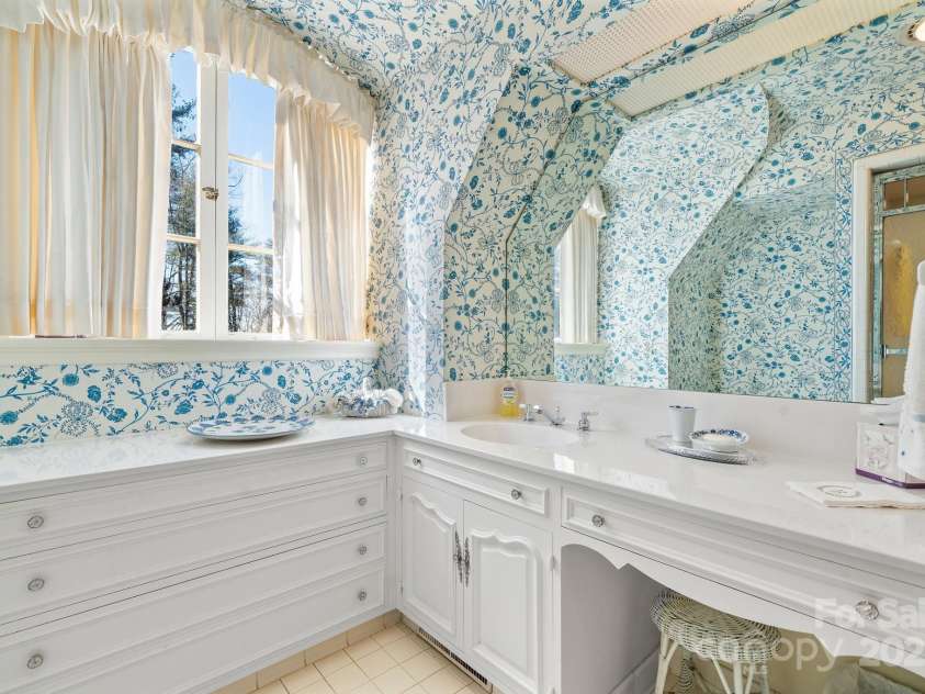 135 Claron Place, Lenoir, NC 28645.  MLS# CAR4213212, YatesRealty ID 1074. 3rd Upstairs Primary Bath