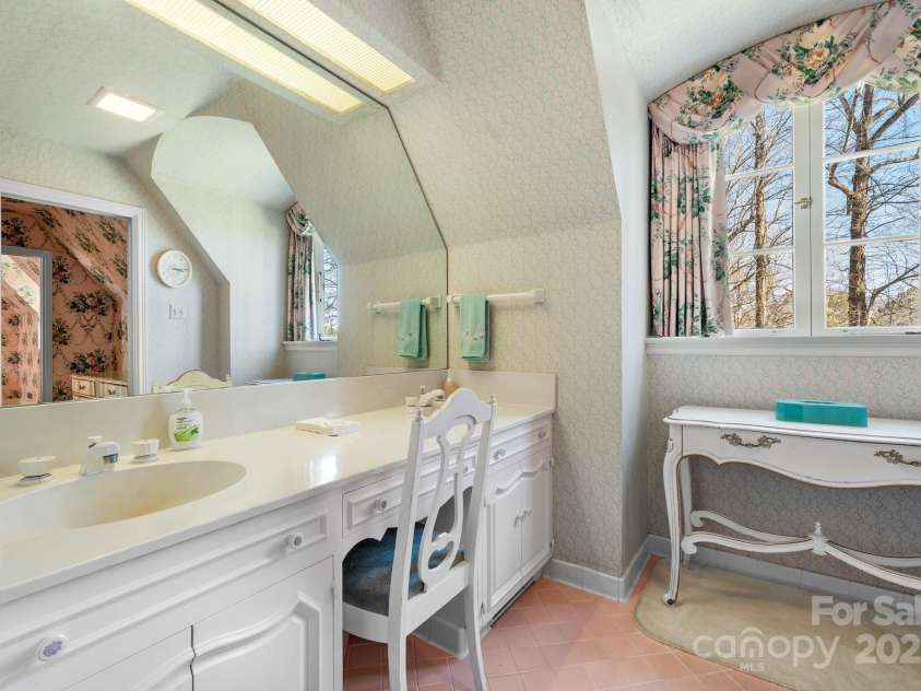 135 Claron Place, Lenoir, NC 28645.  MLS# CAR4213212, YatesRealty ID 1074. Upstairs Primary Bath