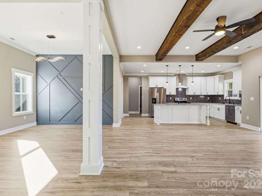 79 Crystal Mountain Drive, Hendersonville, NC 28739.  MLS# CAR4326077, YatesRealty ID 1074. 